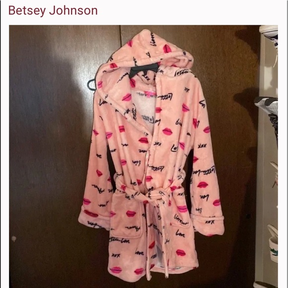 Betsey Johnson Other - Betsey Johnson LOVE plush short robe-M/L
